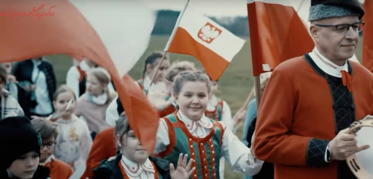 Polki i Polacy są niesamowici Poruszający spot z okazji Dnia Flagi