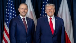 Trump nie wyklucza przerzutu wojsk z Niemiec i chwali Nawrockiego