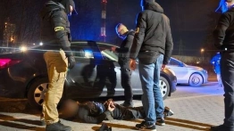 Kradzież i pościg z finałem na drzewie. Dwóch mężczyzn w rękach policji