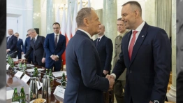 Sondaż: połowa Polaków pozytywnie ocenia Nawrockiego, a Tusk ma powód do zmartwień