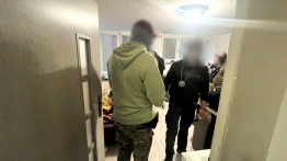 Banderowskie flagi i nazistowskie hasła na pomnikach Rzezi Wołyńskiej. Dwaj Ukraińcy w rękach policji