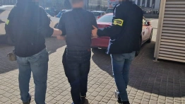 Odkręcił gaz i groził wysadzeniem bloku, w policjantów rzucał nożami. 40-latek w rękach policji
