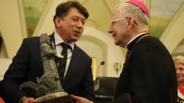 Statuetka za wierność sumieniu. Abp Marek Jędraszewski uhonorowany przez „Solidarność” Małopolski