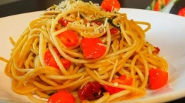 Spaghetti aglio olio - powiew śródziemnomorskiego smaku na jesienne dni