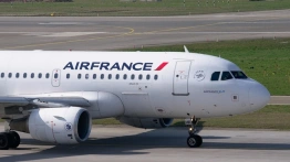 Dramat podczas lotu do Paryża. Niemowlę zmarło mimo akcji ratunkowej