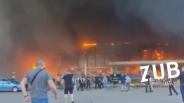 Centrum handlowe w Krzemieńczuku trafione rosyjskim pociskiem. Było tam ponad tysiąc osób [Wideo]