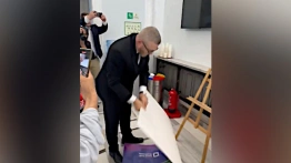 Tym razem bez użycia gaśnicy. Braun zniszczył wystawę w Sejmie