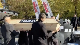 „Ceremonia pożegnalna Polskiej Policji”. Protest funkcjonariuszy przed siedzibą KPRM