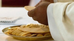 Niewyobrażalna profanacja w Szwajcarii. Wierni dzielili się Komunią ze swoimi psami