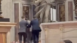Szokujące sceny w Bazylice św. Piotra. Mężczyzna oddał mocz na ołtarz