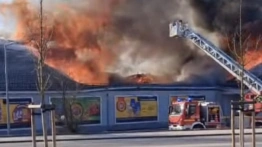 Niebezpieczny pożar na Dolnym Śląsku. Runął dach „Biedronki”