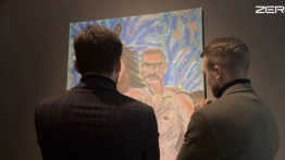 Nagi marszałek w krakowskim muzeum. Co autor miał na myśli?