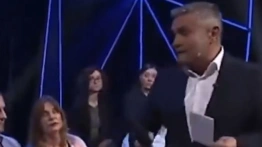 Oto „czysta woda”. Czyż wyrywa mikrofon działaczowi, bo nie spodobało mu się pytanie