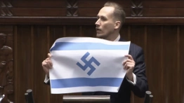 Poseł Konfederacji z flagą Izraela i swastyką w Sejmie. Reaguje ambasada Izraela