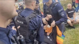 Prowokacje na marszu w Warszawie. W roli głównej „Babcia Kasia”