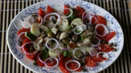 Włoska sałatka z młodych ziemniaków i pomidorów