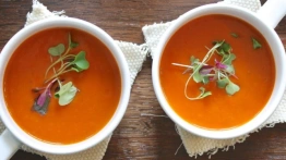Gazpacho - wyśmienity hiszpański chłodnik z pomidorów. Idealny na upał!