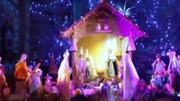 To się dzieje naprawdę… Włoski ksiądz chce umieścić w szopce… „dziewczynkę Jezus”