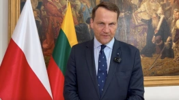 Pomyliły mu się epoki? Sikorski każe biskupowi „zrzucić sukienkę”