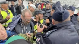 „Policja broni Babci Kasi”. Szokujące nagranie sprzed Pomnika Smoleńskiego