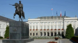 Przed Pałacem Prezydenckim stanie bożonarodzeniowa szopka spod Tatr