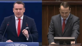 Tarczyński niewpuszczony do UK. Szef MSZ, zamiast reagować… drwi z polskiego europosła