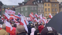 Tłum na Placu Zamkowym! Polacy mówią „NIE!” polityce rządu