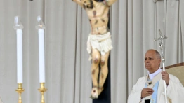 Papież zawierzył się Maryi. Prosi wiernych, by odmawiali różaniec