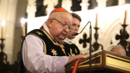 Kard. Dziwisz: To manipulacja, której celem jest Karol Wojtyła