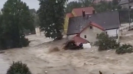 Stronie Śląskie zalane. Woda przerwała tamę