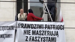 „Prawdziwi patrioci nie maszerują z faszystami”. Tak reprezentanci „Uśmiechniętej Polski” próbowali dziś prowokować uczestników MN