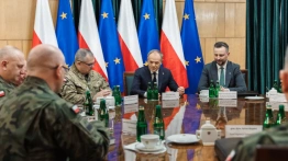 Pokazówka premiera. Rozmawiał z generałami o… obejściu prezydenckiego weta