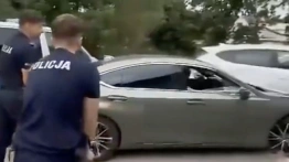 Feralna akcja policji pod Biedronką. Funkcjonariusz raniony rykoszetem