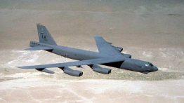 Amerykański bombowiec B-52 rozbił się w Kalifornii. Cała załoga zginęła