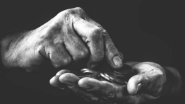 Pułapka dorabiania do emerytury. ZUS obetnie świadczenie nawet o 989 zł miesięcznie albo… cofnie emeryturę