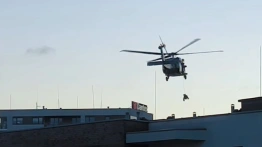 Policyjna akcja w Warszawie. Na miejscu uzbrojeni funkcjonariusze i śmigłowiec