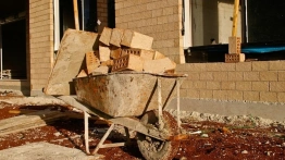 Zaliczki wzięte, budowy porzucone. Reporterzy ostrzegają przed serią podejrzanych zleceń