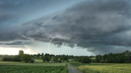 UWAGA! Silny wiatr, burze i śnieg w siedmiu regionach
