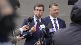 Polityczna awantura wokół NASK. Posłowie PiS wyrzuceni siłą przez policję - pytali o kampanię na rzecz Trzaskowskiego