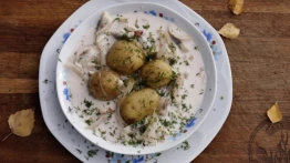 Kuchnia mojej mamy: Polewka śledziowa z kartoflami w mundurkach