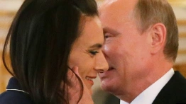 Ulubienica Rosjan i Putina usuwa swoje powiązania ze zbrodniarzem wojennym