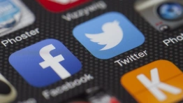 Facebook blokuje węgierskie media prorządowe przed wyborami. Przypadek?