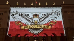 Pałac Prezydencki świeci dla kibiców. Nawrocki użył grafiki… zakazanej na stadionie