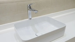 Jak utrzymać w czystości syfon do umywalki i uniknąć jego zapchania? [Materiał promocyjny]