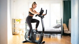 Jak wybrać sprzęt cardio do domu, żeby ćwiczyć regularnie i bez zajmowania całego mieszkania [Materiał promocjny]
