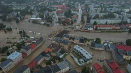 Woda zalewa Głuchołazy. Burmistrz: Toniemy