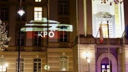 „Rzutnik czeka na wyrok Żurka” - Policja pod KPRM po nocnej iluminacji „KPO”