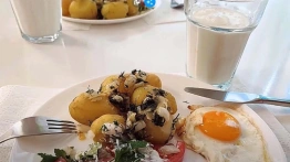 Dziś "obiad prawaka": Sadzone z młodymi ziemniakami i zsiadłym mlekiem