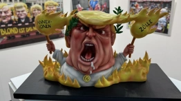 Skandaliczna wystawa ośmieszająca prezydenta USA w Parlamencie Europejskim