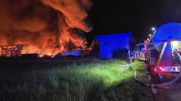 Noc grozy pod Warszawą: Pożar dwóch hal w Kawęczynie – dym, wybuchy i ogromna mobilizacja straży